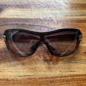 Authentic Gucci Sunglasses GG 2590 with signature Gucci buckle detail at sides.